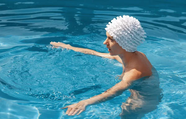 Mulher nua bonita jovem na piscina — Fotografia de Stock