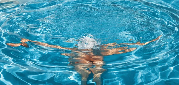 Belle jeune femme nue dans la piscine — Photo