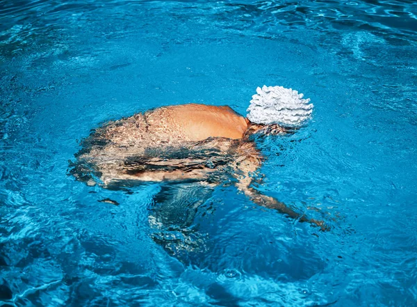 Piękna młoda Naga Kobieta w basenie — Zdjęcie stockowe