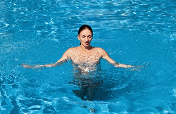 Beautiful young nude woman in swimming pool — Stock Photo, Image
