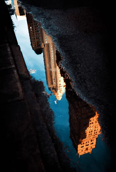 Calles de Manhattan. Reflejo rascacielos en charcos —  Fotos de Stock