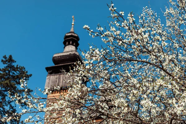 Stary drewniany kościółek — Zdjęcie stockowe