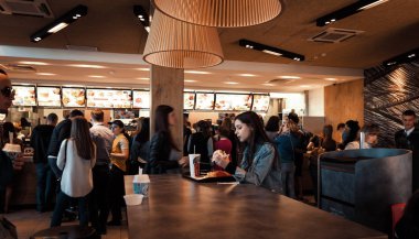 Genç insanlar bir McDonald 's yemek