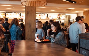 Genç insanlar bir McDonald 's yemek