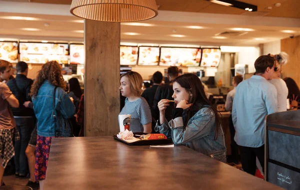 Mladí lidé jedí v McDonald 's — Stock fotografie