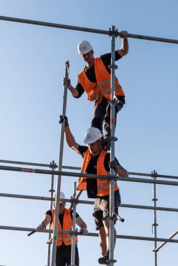 İşçi yeni reklam yüklemek için Billboard hazırlar