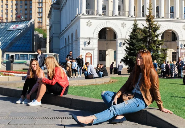 La gente descansa en el césped. —  Fotos de Stock