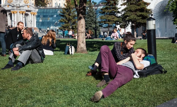 Människor har en vila på gräs mattan — Stockfoto