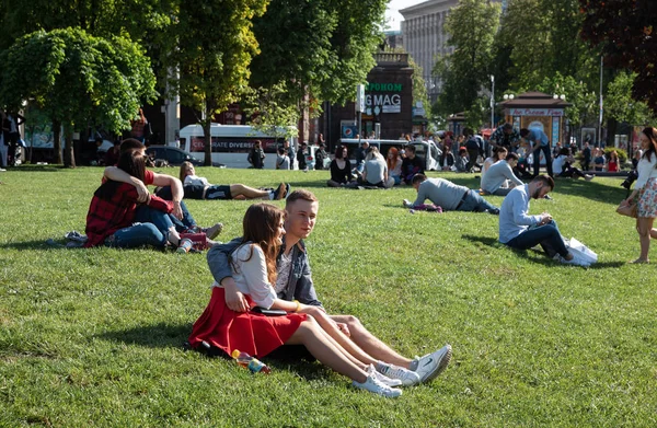 Människor har en vila på gräs mattan — Stockfoto