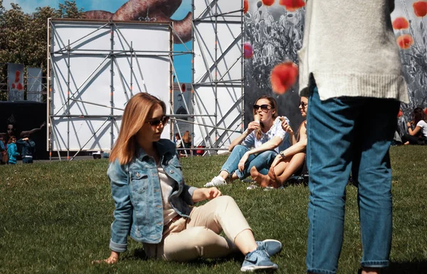 La gente descansa en el césped. —  Fotos de Stock