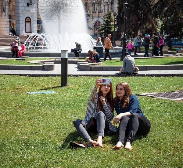 La gente descansa en el césped. —  Fotos de Stock