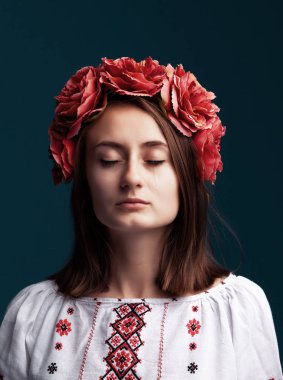 gözyaşları ile ağlayan kız