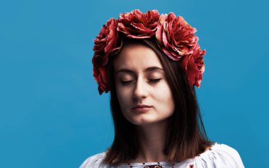 gözyaşları ile ağlayan kız