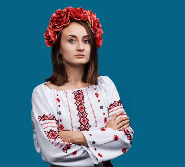 Ung flicka i ukrainska nationella dräkten — Stockfoto