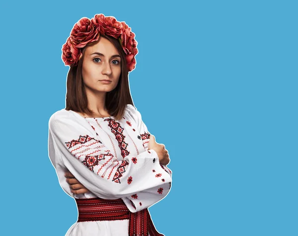 युक्रेनियन राष्ट्रीय सूट मध्ये युवा मुलगी — स्टॉक फोटो, इमेज