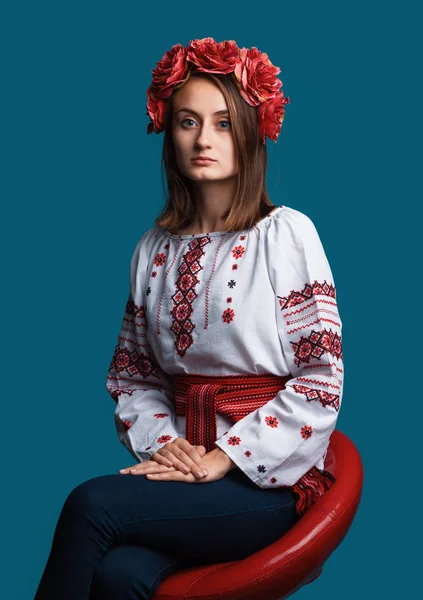 Fiatal lány az ukrán nemzeti öltöny — Stock Fotó
