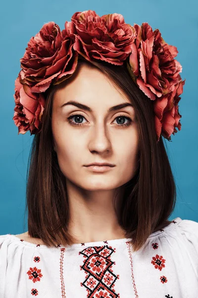 Ukrayna Milli takım elbiseli genç kız