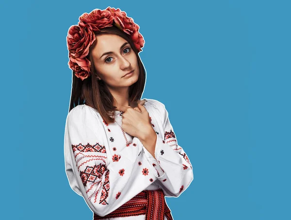 Junges Mädchen im ukrainischen Nationalanzug — Stockfoto