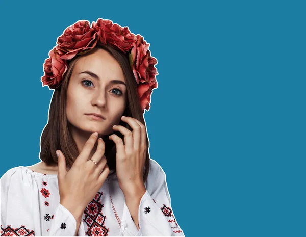 Junges Mädchen im ukrainischen Nationalanzug — Stockfoto