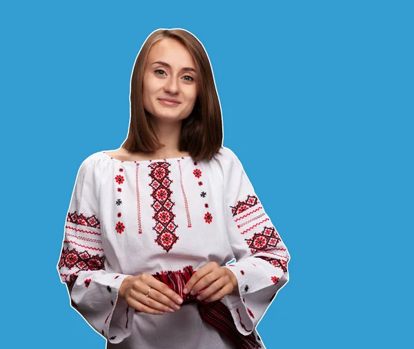 Молода дівчина в українському національному костюмі — стокове фото