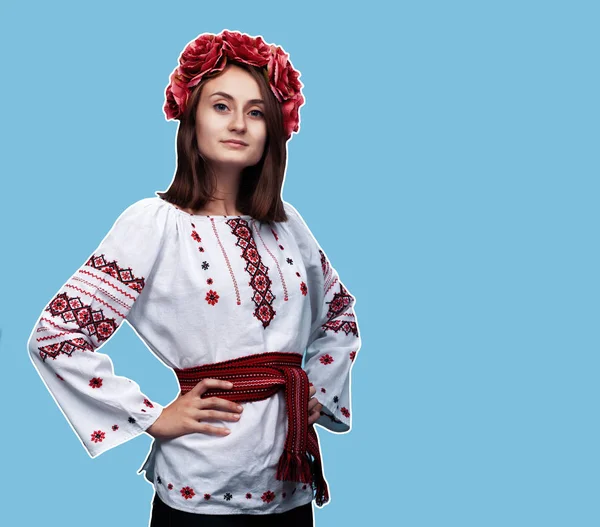 युक्रेनियन राष्ट्रीय सूट मध्ये युवा मुलगी — स्टॉक फोटो, इमेज