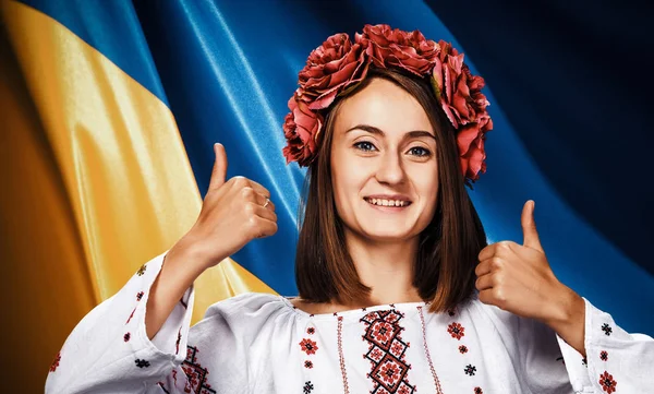Fiatal lány az ukrán nemzeti öltöny — Stock Fotó
