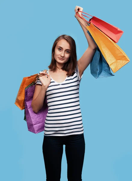 快乐的年轻女人带着购物袋 — 图库照片