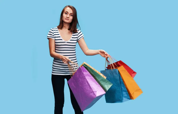 Jovem feliz com sacos de compras — Fotografia de Stock