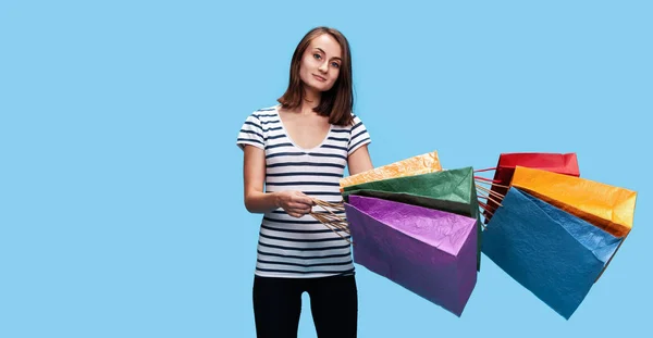 Boldog fiatal nő bevásárló táskákkal — Stock Fotó