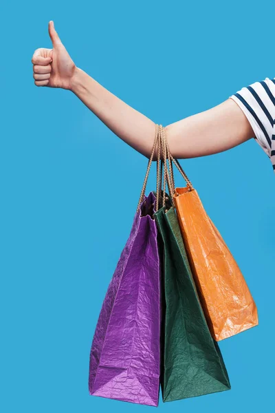 Joyeux jeune femme avec des sacs à provisions — Photo