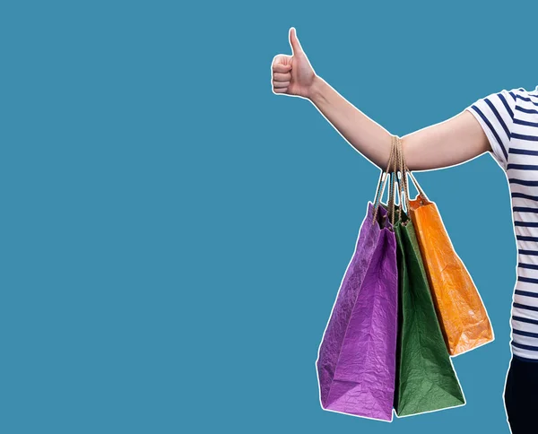 Šťastná mladá žena s nákupními taškami — Stock fotografie