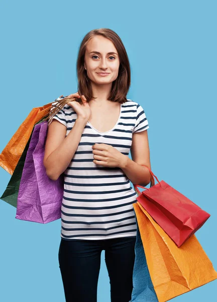 Gelukkige jonge vrouw met boodschappentassen — Stockfoto