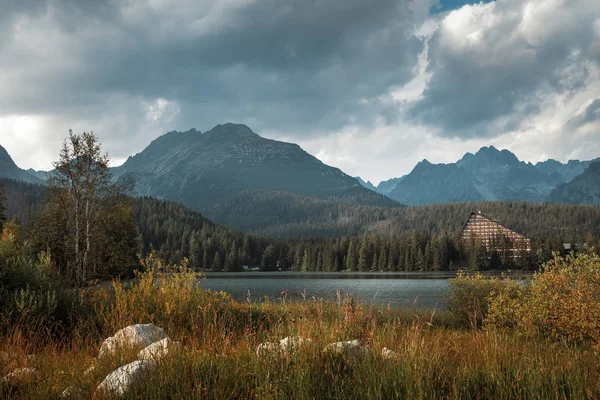 Montanha lago em High Tatra — Fotografia de Stock