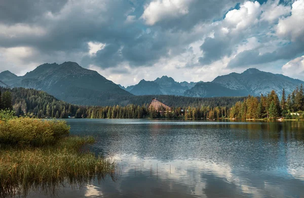 Horské jezero v Vysoké Tatry — Stock fotografie
