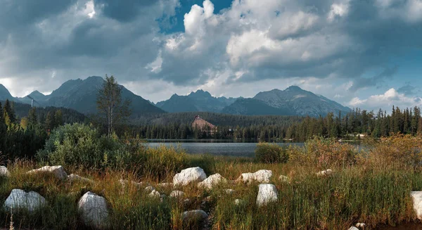 Montanha lago em High Tatra — Fotografia de Stock