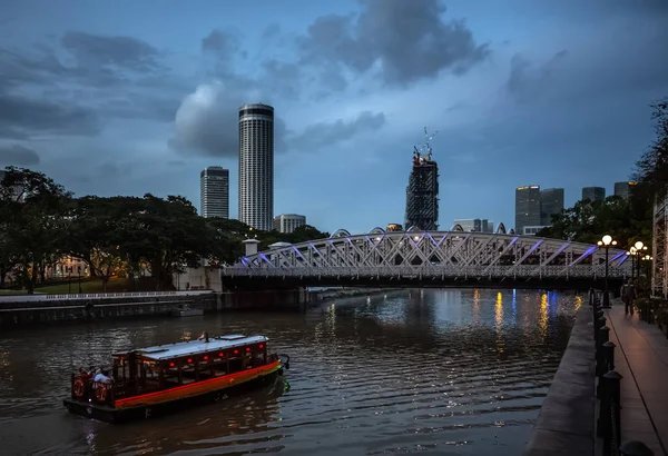 Evening view of the Singapore Rive — Stock Photo, Image