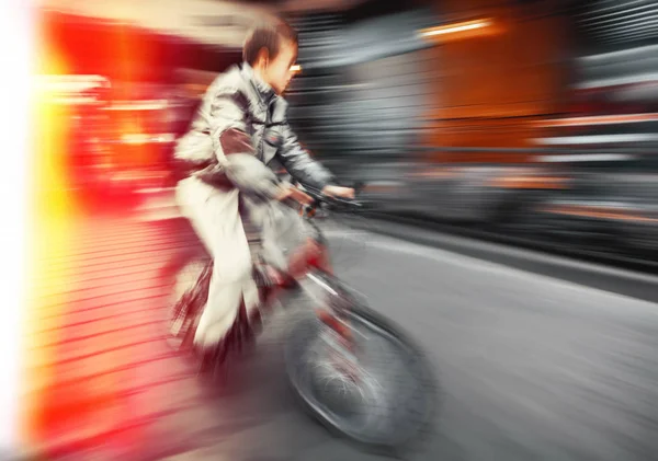 Rowerzysta na jezdni miasta — Zdjęcie stockowe