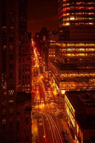 Straten van Manhattan bij nacht — Stockfoto