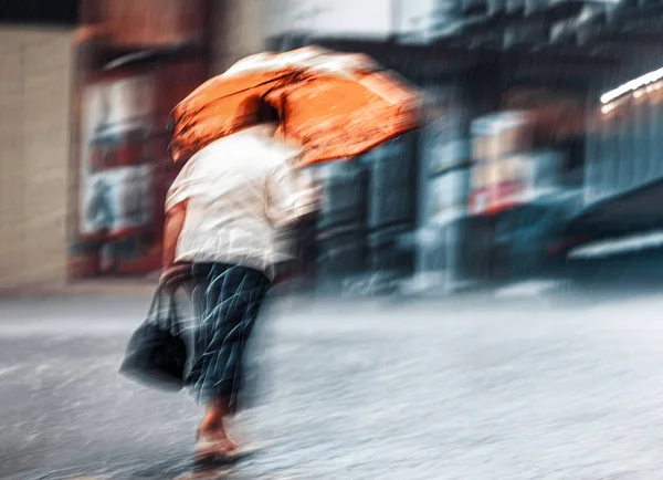 雨の日で、通りを歩いて人々 — ストック写真