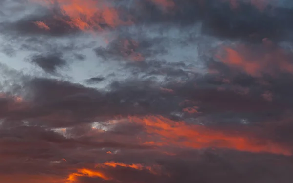 Dramatische hemel met cloud bij zonsondergang — Stockfoto