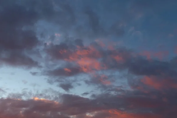 Dramatische hemel met cloud bij zonsondergang — Stockfoto