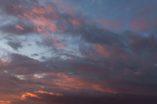 Dramatik gökyüzü günbatımı, bulut ile — Stok fotoğraf