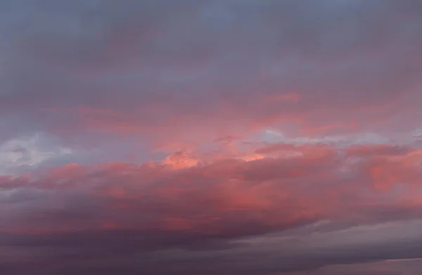 Céu dramático com nuvem ao pôr-do-sol — Fotografia de Stock