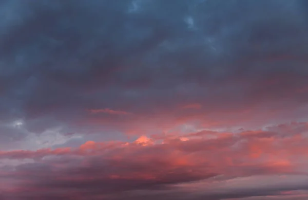 Dramatische hemel met cloud bij zonsondergang — Stockfoto