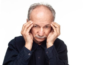 Yaşlı adam baş ağrısı muzdarip