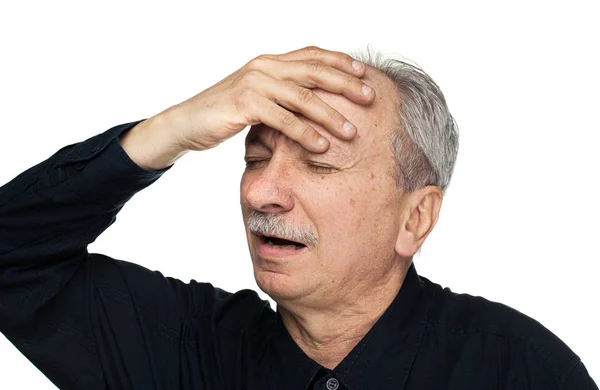 Hombre mayor sufre de dolor de cabeza — Foto de Stock