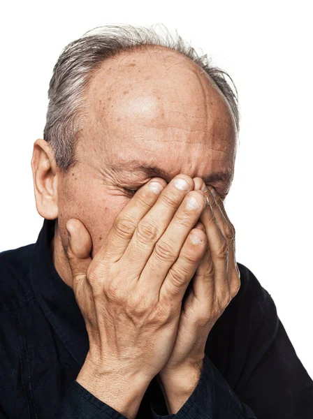 Oudere man lijdt aan hoofdpijn — Stockfoto