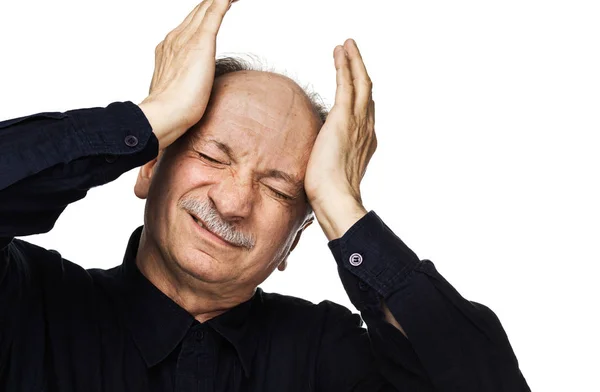 L'uomo anziano soffre di mal di testa — Foto Stock