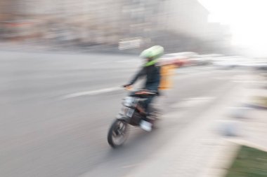 bir motosiklet ile şehir trafiği