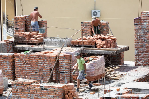 Επαγγελματίες τεχνίτες χτίζουν ένα σπίτι τούβλο — Φωτογραφία Αρχείου